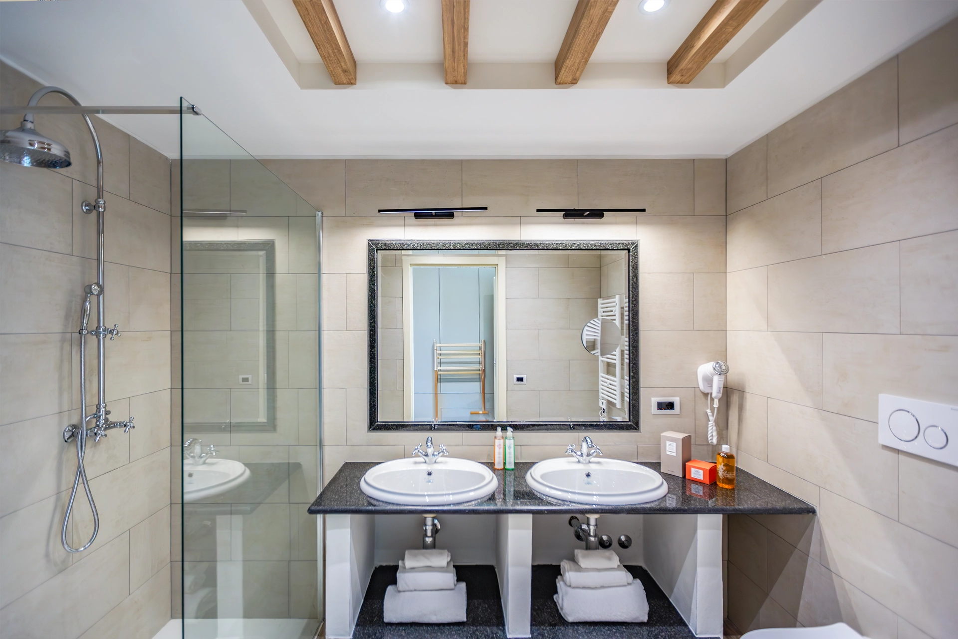 bagno della camera deluxe tripla del resort della Tenuta Elisabetta