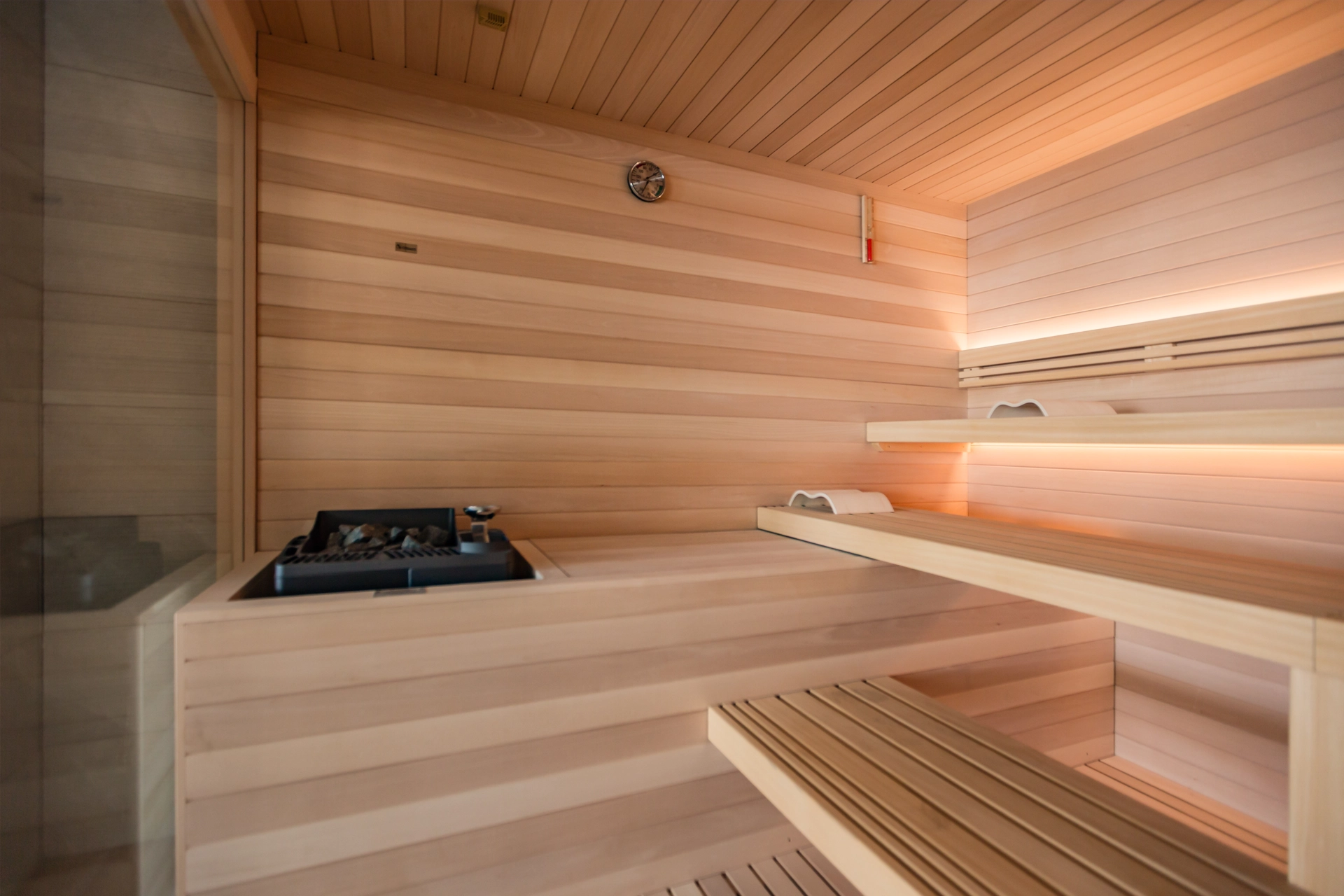 Interno in legno della Bio Sauna rilassante presso la SPA del Wellness Resort Tenuta Elisabetta in Maremma.