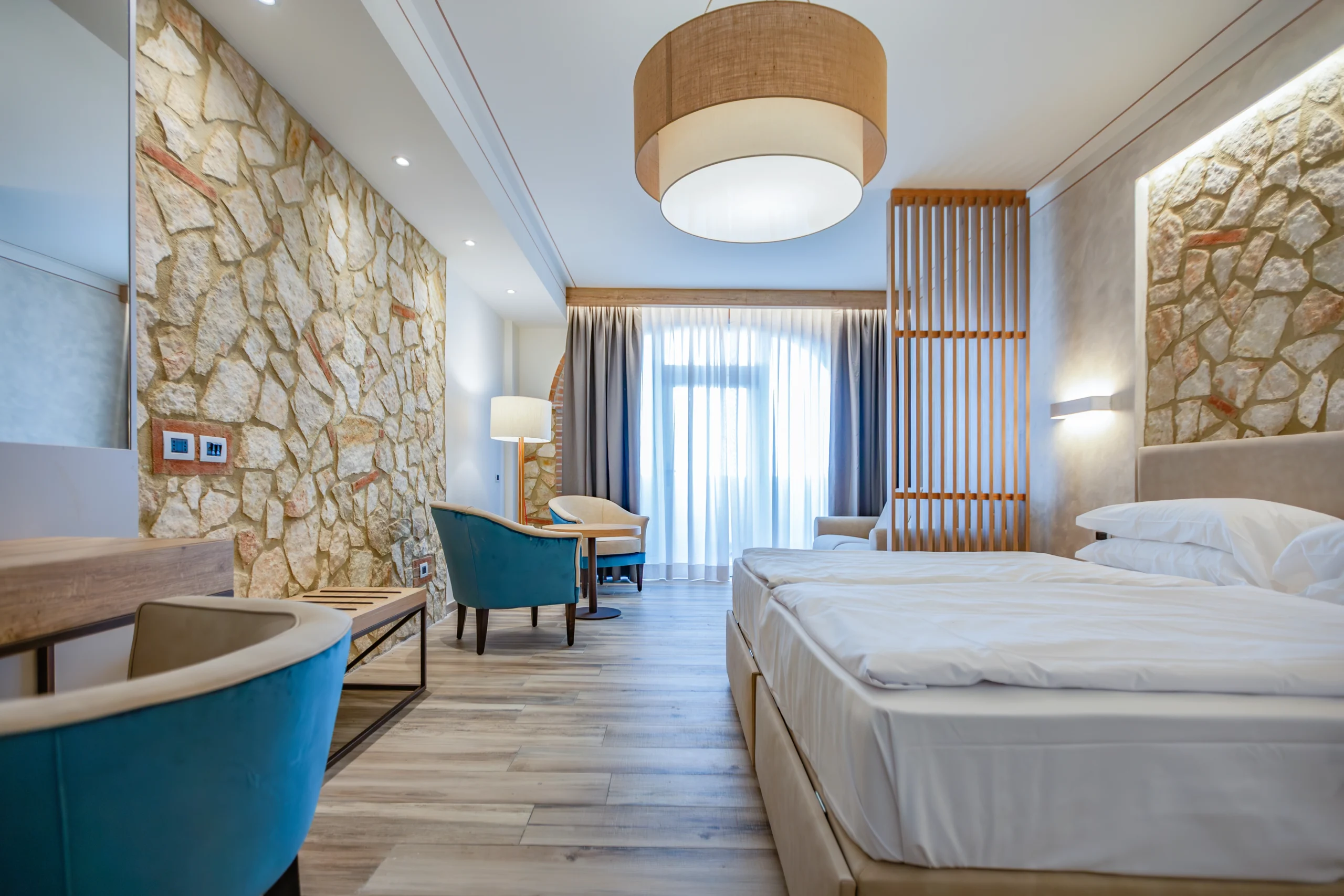 camera deluxe tripla del resort della Tenuta Elisabetta