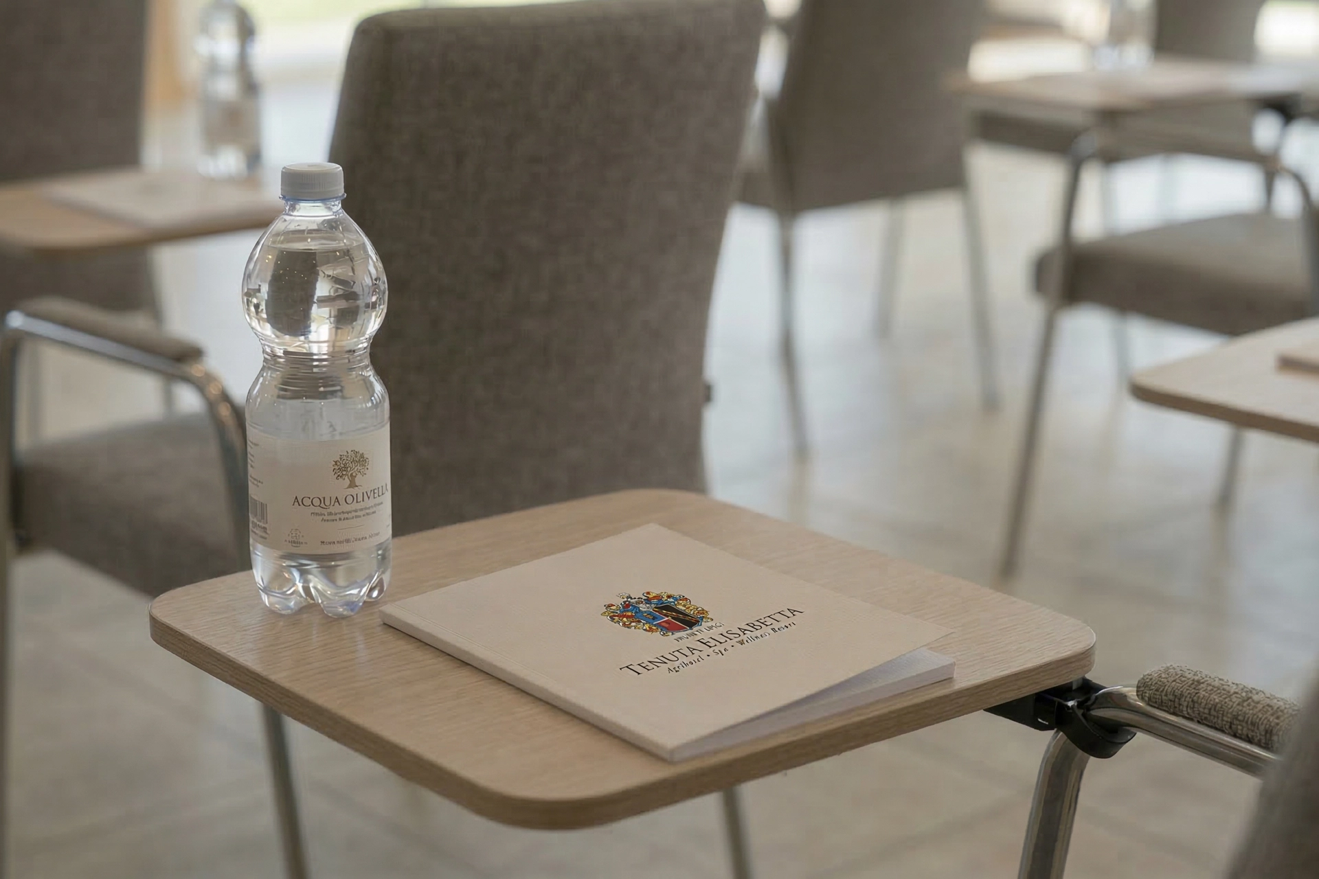 dettaglio tavolino della sala meeting della tenuta elisabetta