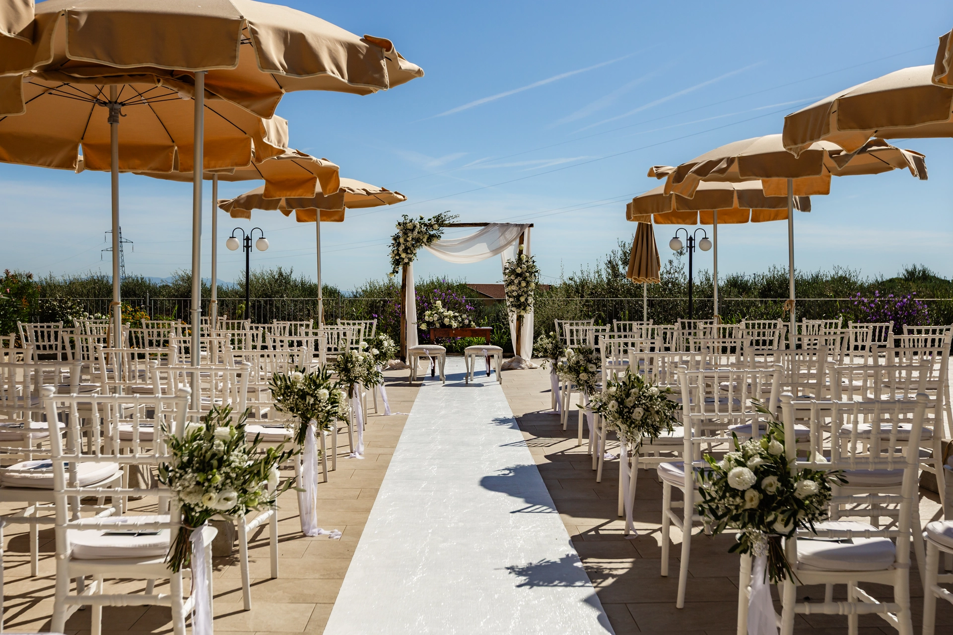 Allestimento elegante per rito civile e matrimoni all'aperto con vista sulle colline alla Tenuta Elisabetta, Toscana