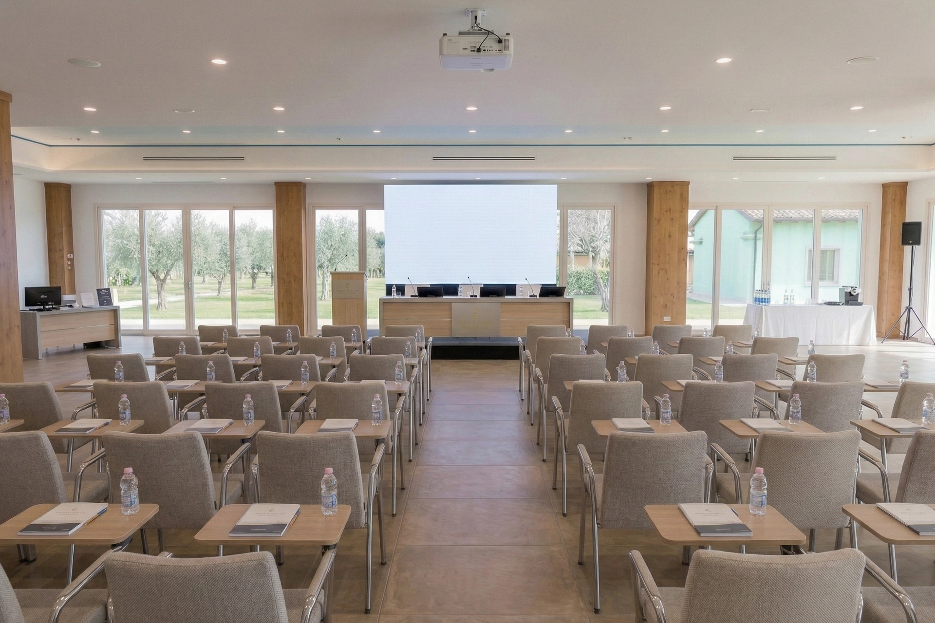 Sala attrezzata per team building e meeting aziendali