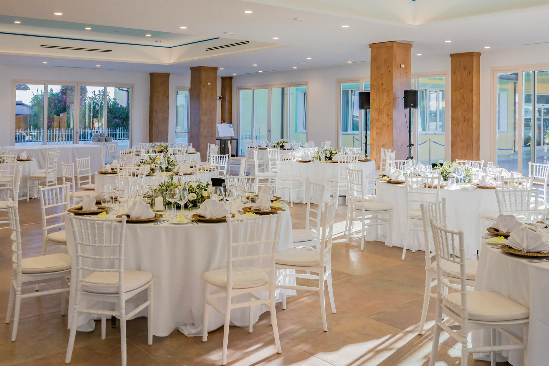 Elegante sala ricevimenti con tavoli rotondi allestiti a festa per cerimonie, banchetti ed eventi privati alla Tenuta Elisabetta
