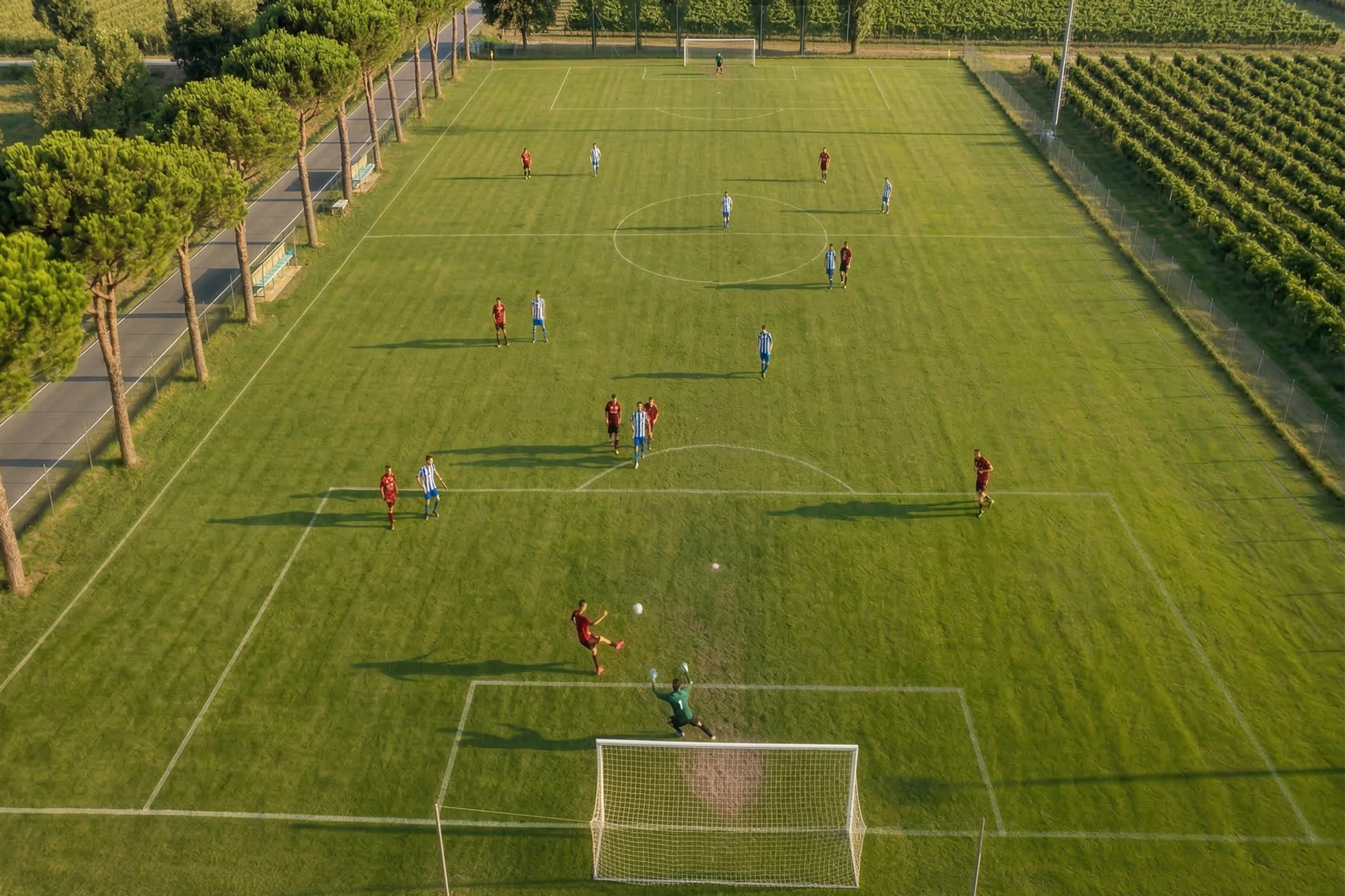 dipendenti aziendali che giocano a calcio durante un team building aziendale alla tenuta elisabetta